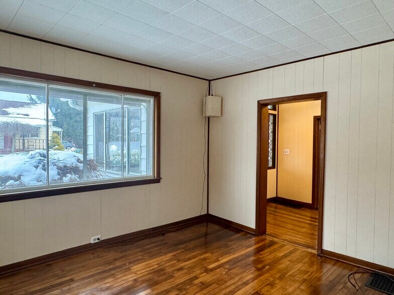 Building Photo - 1802 Perry Hwy