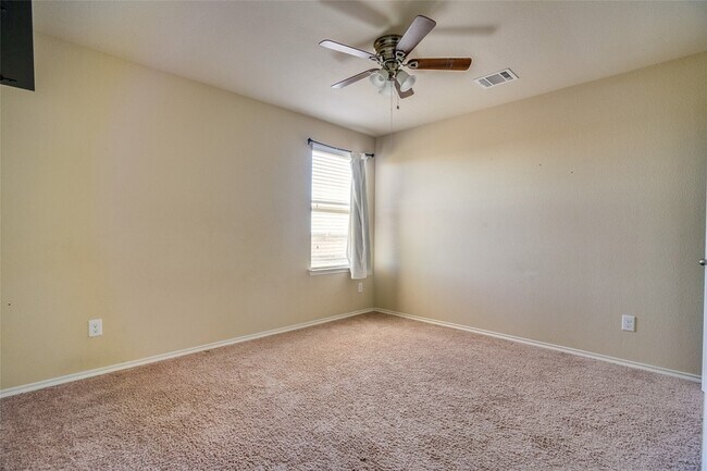 Building Photo - 301 Plum Dr