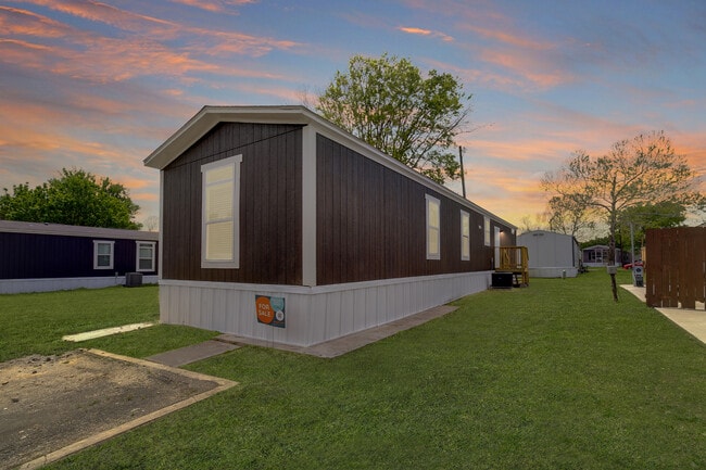 Building Photo - 750 Silent Valley Rd