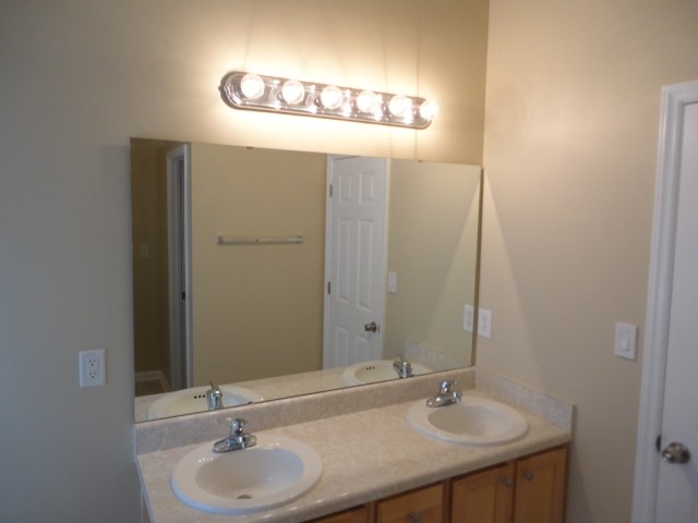 Building Photo - 2709 Stadium Dr