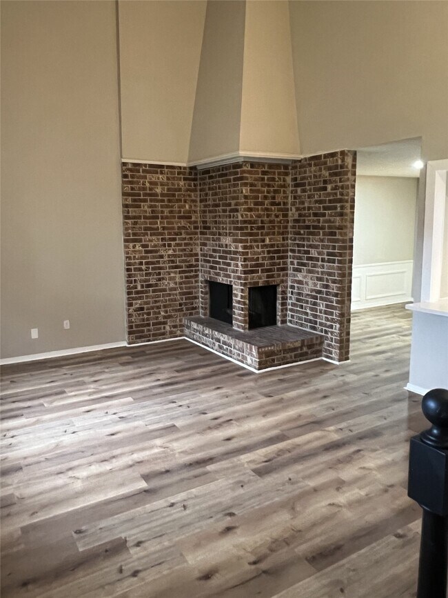 Building Photo - 1310 Town Cir