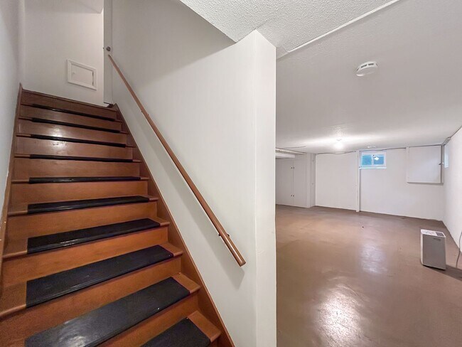 Building Photo - Stunning views. Serene atmosphere. Superb Edina. 3 Large Bedrooms + Office Space.