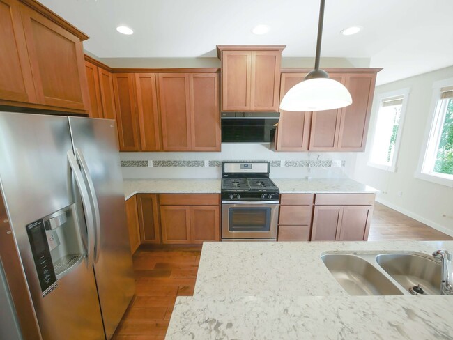 Building Photo - 3 Bed, 2.5 Bath Beautiful Single-family Av...