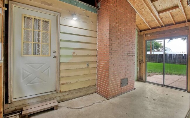 Building Photo - Beautiful Goddard Home with Oversized Garage