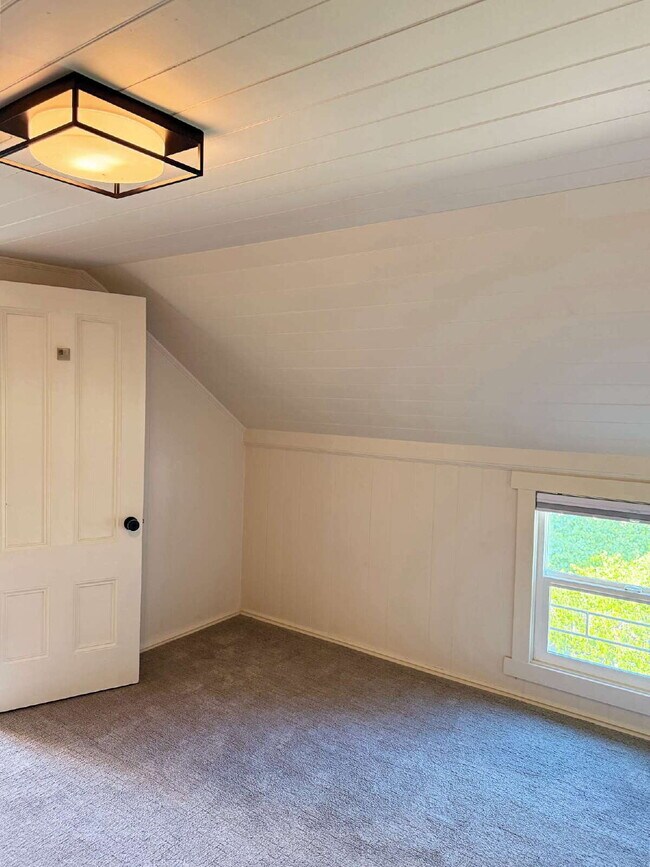 Building Photo - Spacious Two-Story Ranch Home Near Sonoma