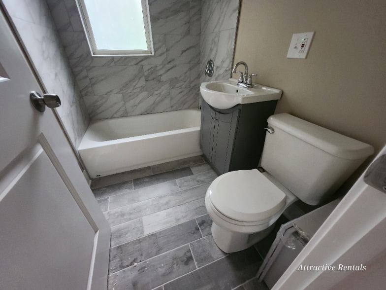 Building Photo - 1434 W Marquette Rd