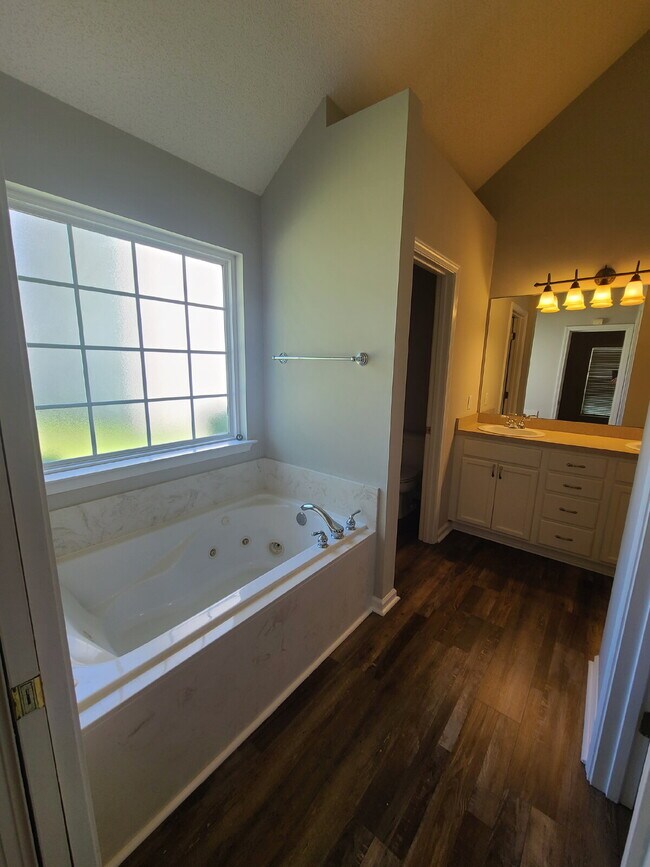 Building Photo - Waterfront Community in Richmond Hill!