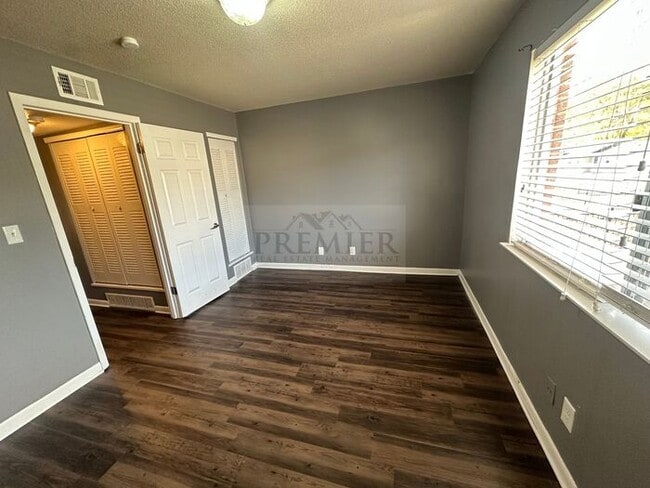 Building Photo - Updated 1 bed / 1 bath apartment - 60 West Apartments -6053 Barton Dr Shawnee, KS 66203 - great l...