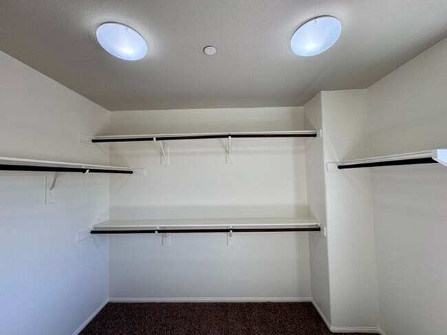 Building Photo - MOVE IN SPECIAL!! Move in on or before Oct...