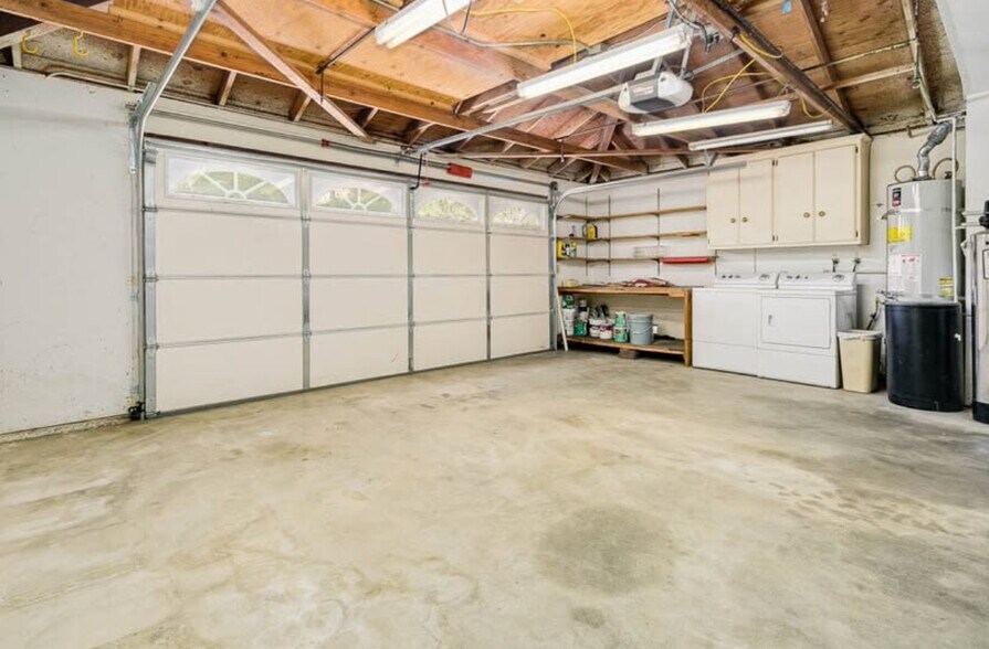 Building Photo - 412 Forest Ln