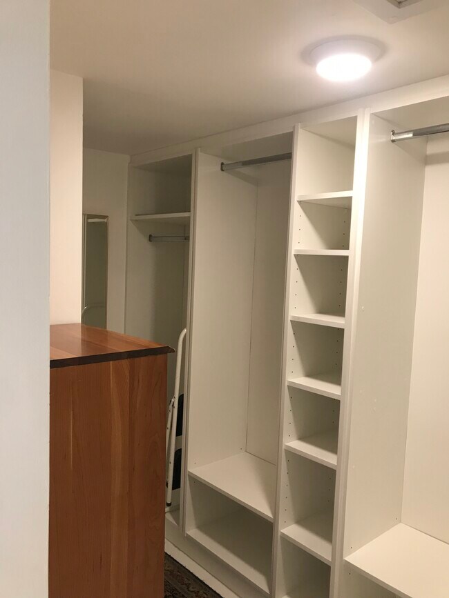 Custom Closet Storage - 935 Sweetwater Ln