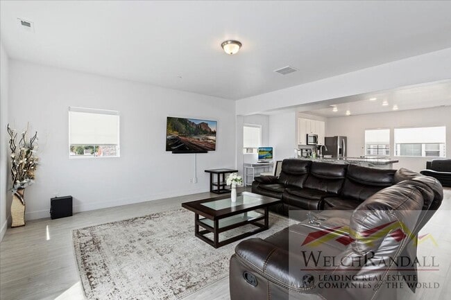 Building Photo - Townhome with Style and Space Close to Dow...