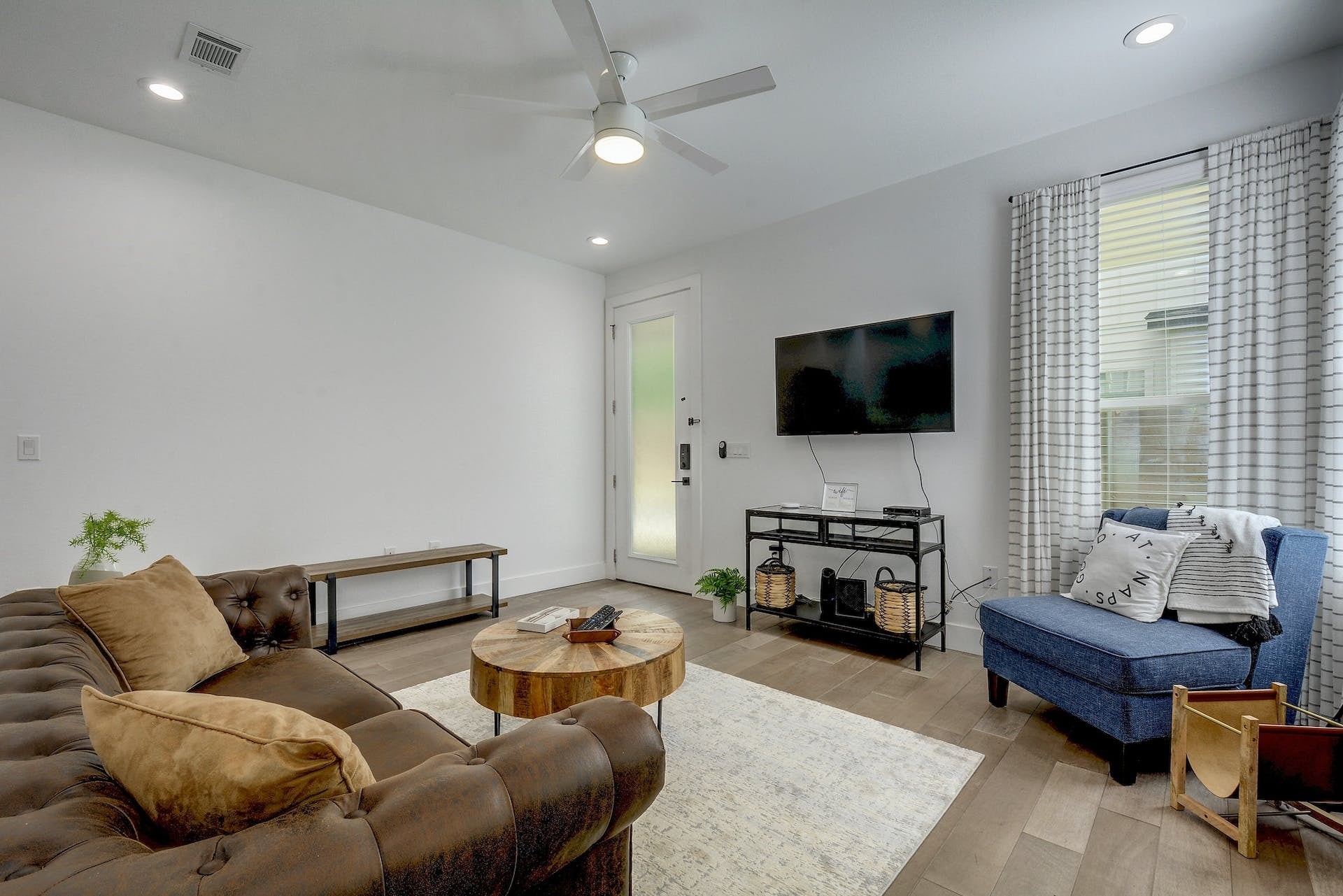 Living room - 413 W Odell St