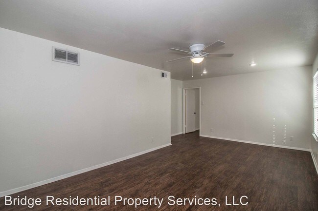 Building Photo - 1901 Hulen St