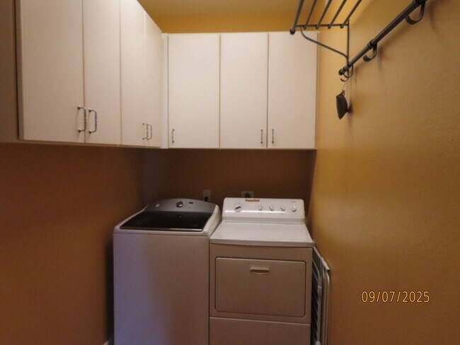 Building Photo - 4 Bedroom 2.5 Bath w/3 Car Garage in Super...