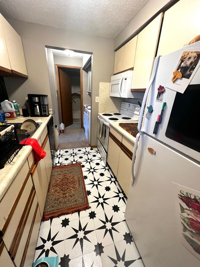 Building Photo - 2 BR 1ba on Benton Dr - Ready August 1st