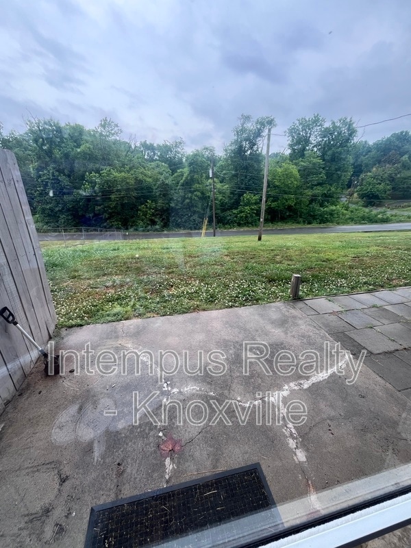 Building Photo - 405 Iroquois Ln