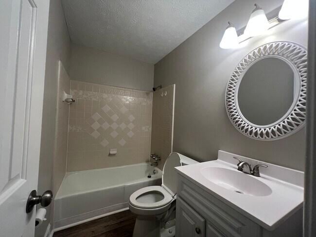2nd floor hall bath - 1221 Settlebench Ln NW