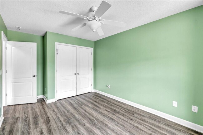 Building Photo - Spacious 4 Bed, 2.5 Bath in White Oak