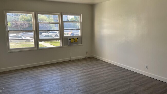 Building Photo - 2425 Silver Lake Blvd
