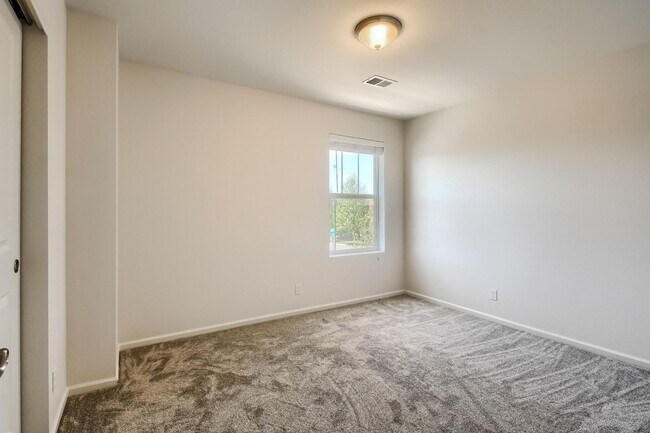 Building Photo - 3 Bed 2.5 Bath End Unit Home with FENCED Y...