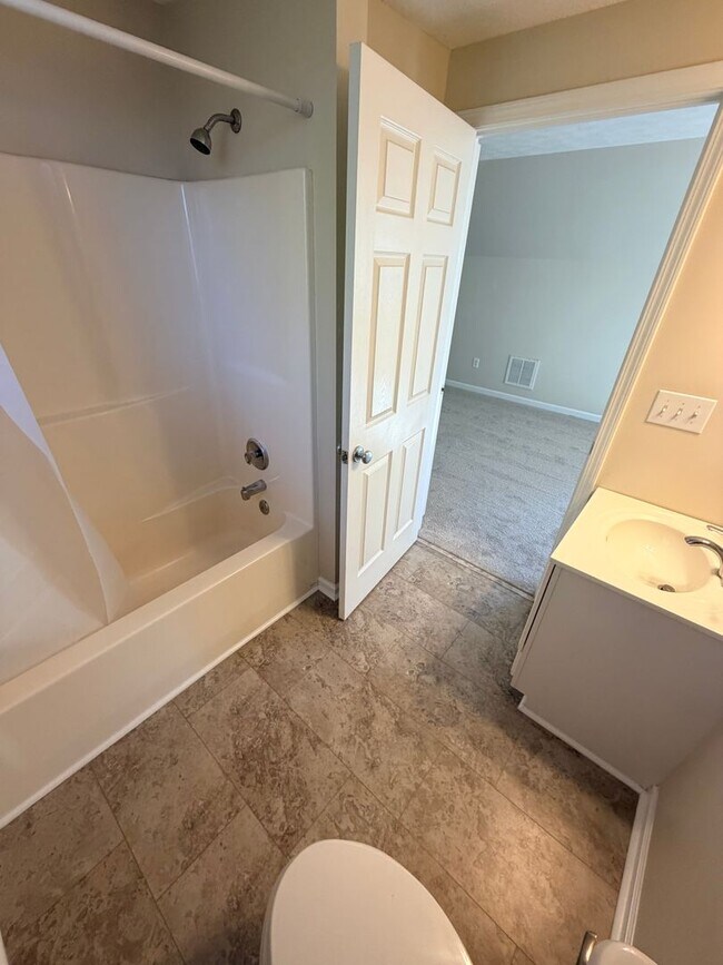 Building Photo - 2 Bedroom 2 Bath Cape Style House in East Asheville