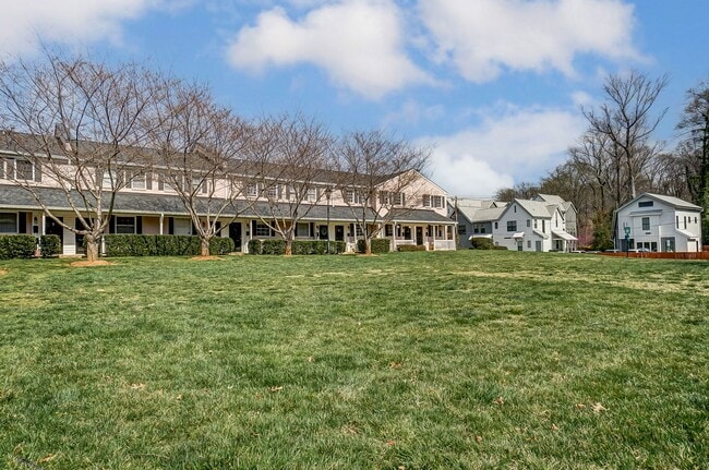 Building Photo - Charming Townhome in Sought-After Williams...
