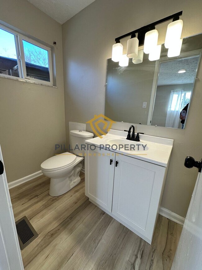 Building Photo - Spacious 4 Bedroom Home Featuring Open Layout & Hardwood Floors Available NOW!