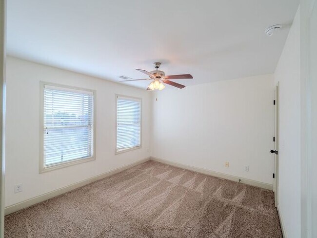 Building Photo - 512 Watercourse Way