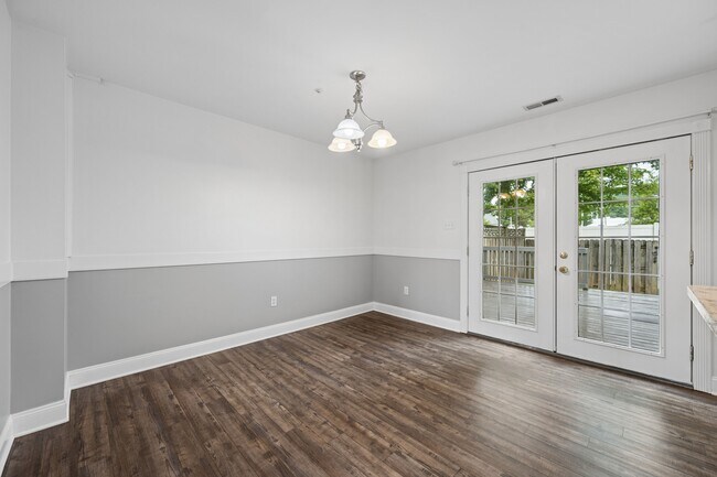 Building Photo - 411 Old Oak Pl