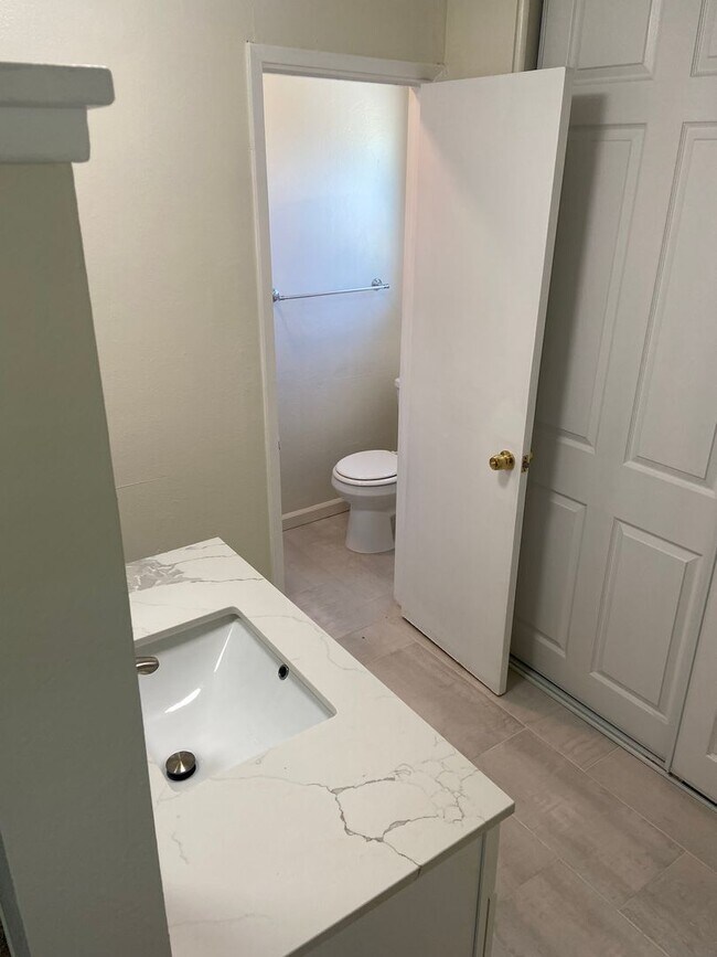 Building Photo - Single Story 3 bdrm 2 bath