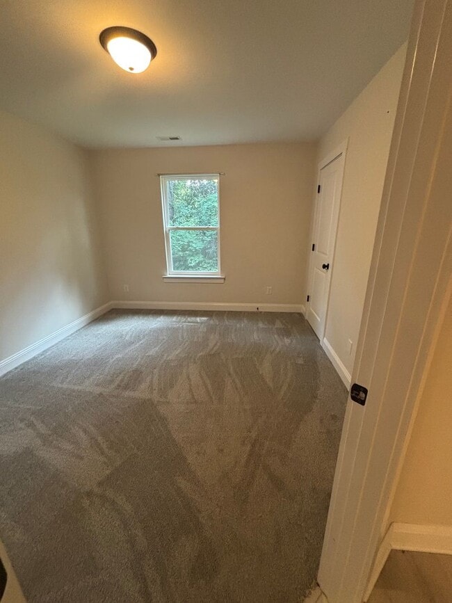 Building Photo - Newly Renovated & Move in ready