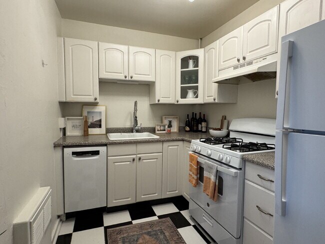 Building Photo - "Charming 1-Bed End Unit Condo on Bellaire...
