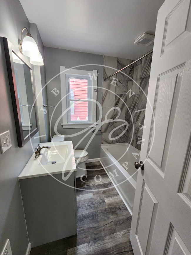 Building Photo - Charming 3-Bedroom brand new inside!  Coun...