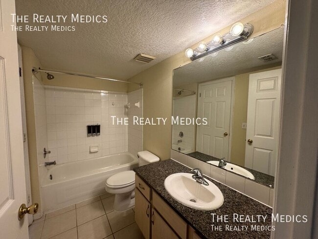 Building Photo - 700 Crest Pines Dr