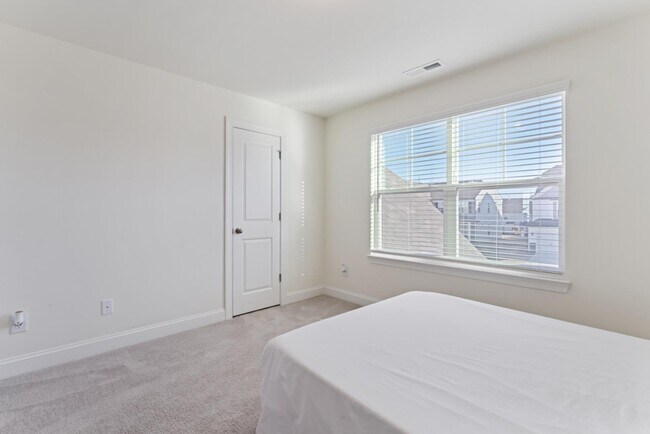 Building Photo - 116 Farrier Ln