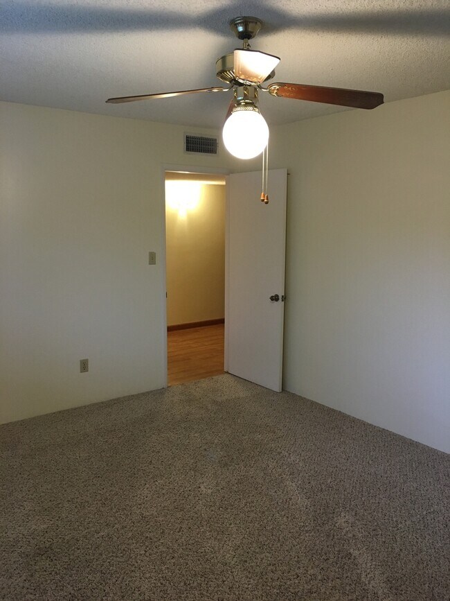 Building Photo - POOL!  Nice 3+2.5 Southwest Bakersfield - Laurelglen Area