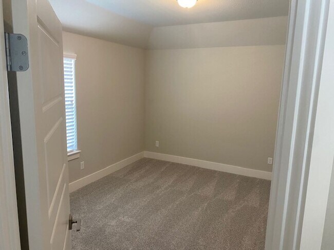 Building Photo - 4/2.5/2 - GREAT LOCATION near downtown and...