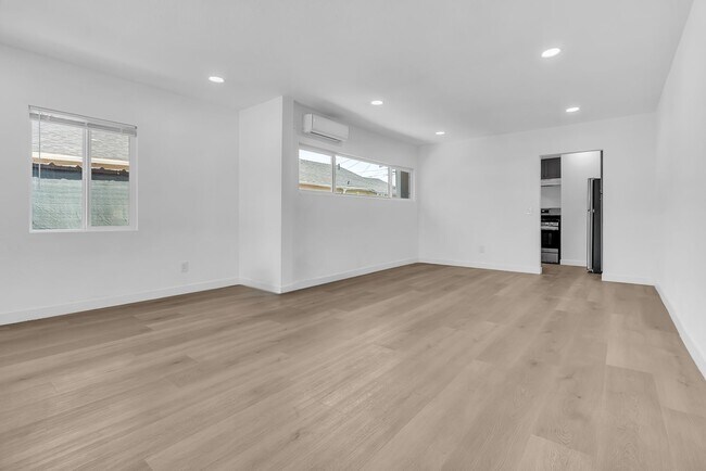 Building Photo - 5518 Denker Ave