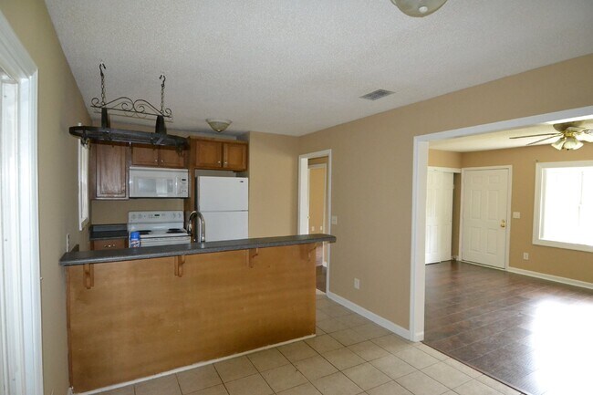 Building Photo - Home For Rent