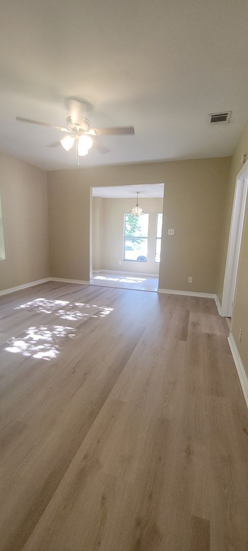 Building Photo - Gorgeous 2 bedroom/1bath with historic fea...