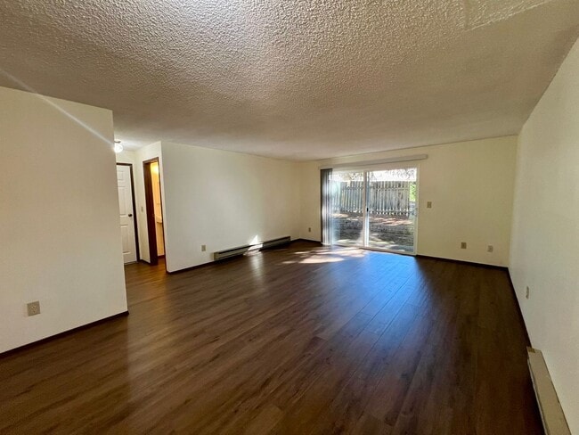 Building Photo - Newly Updated Duplex (Unit A) - Water incl...