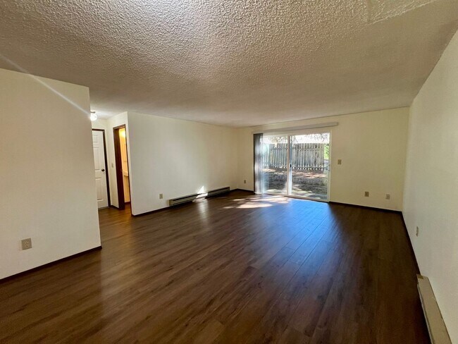 Building Photo - Updated Duplex (Unit A) - Water included!