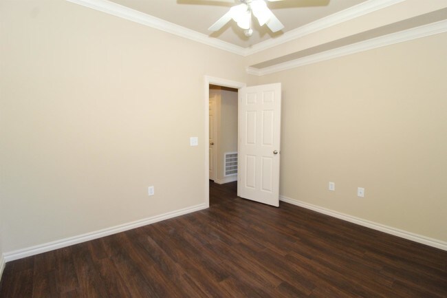 Building Photo - 2556 E Turtle Creek Dr