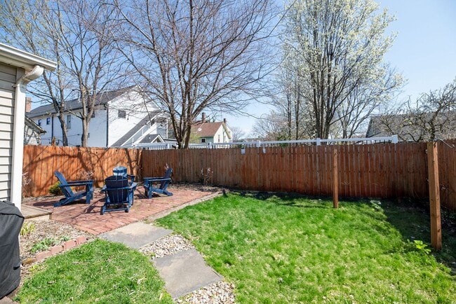 Building Photo - Prime Tremont Location | 2BR with Yard & Parking