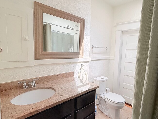 Building Photo - Charming 2 Bed 1 Bath Duplex in West Highlands