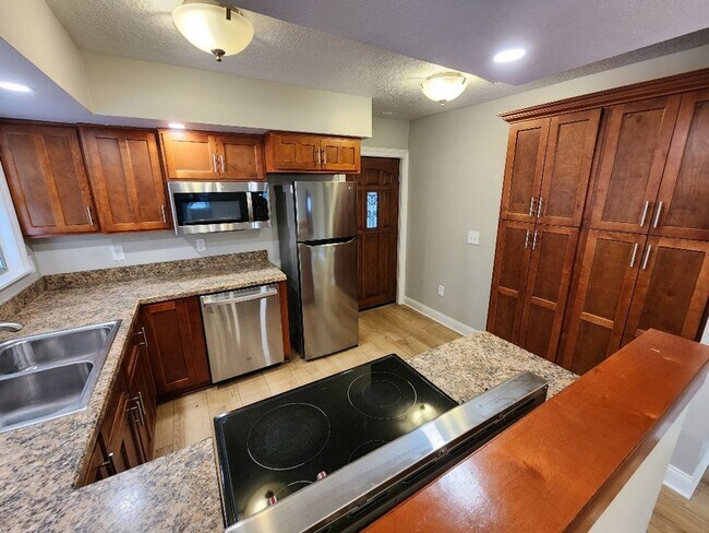 Building Photo - Lovely 3 Bedroom 1 Bath Home