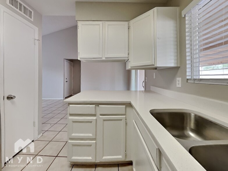 Building Photo - 11220 N 72nd Dr