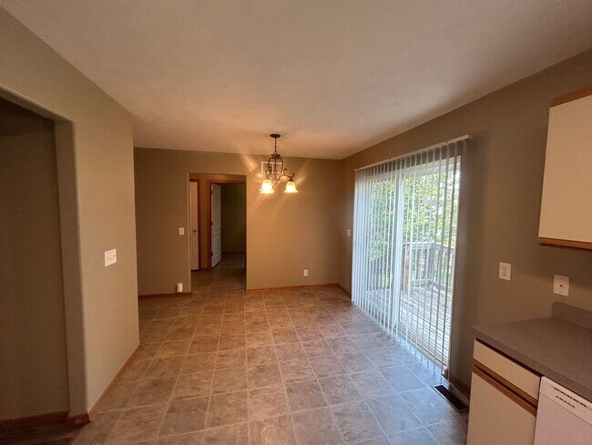 Building Photo - South Lincoln Townhouse with 4 bedrooms, 2 1/2 baths, and 2 stall garage.