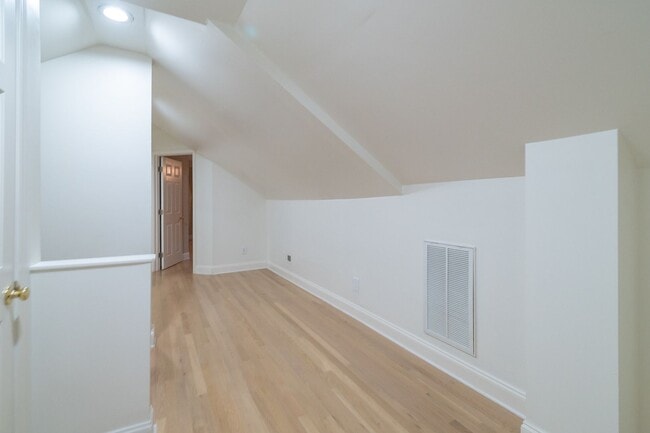Building Photo - Spacious charmer in the heart of Dilworth ...